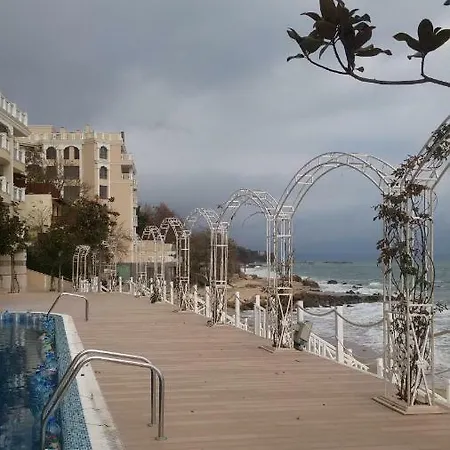 Уютная Квартира На Берегу Моря Golden Sands